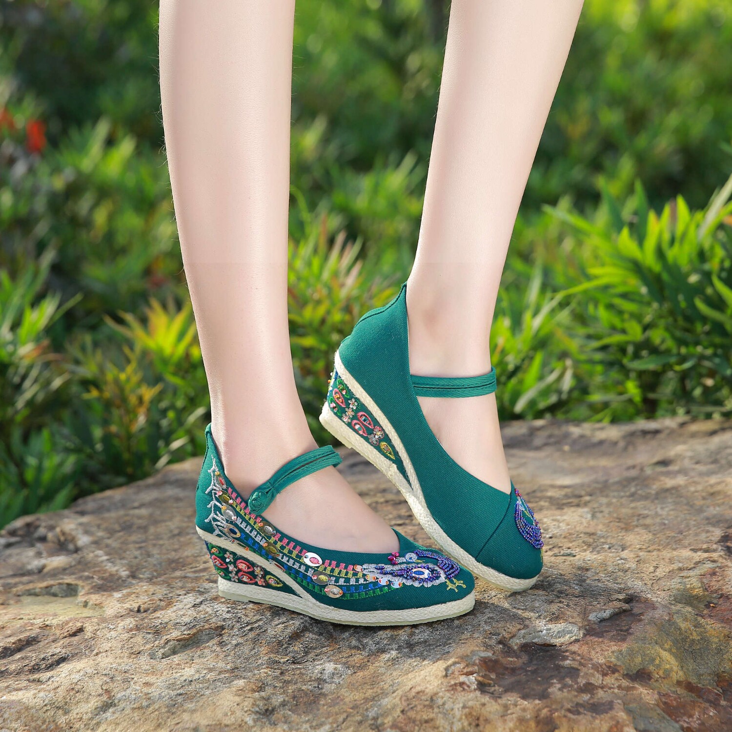 Handmade beaded Ethnic style Embroidered shoes Cloth shoes With slope Shallow mouth Xiu ancient costume Wedding shoes Single shoesin the Women's Shoes, Low shoe, Cloth shoes category - from Buy2taobao.com to provide professional Taobao agent buy service