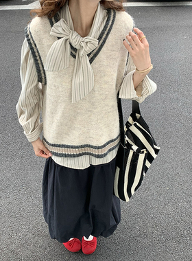 CoMo 纯色v领灰色针织马甲女秋季新款短款坎肩背心上衣1713