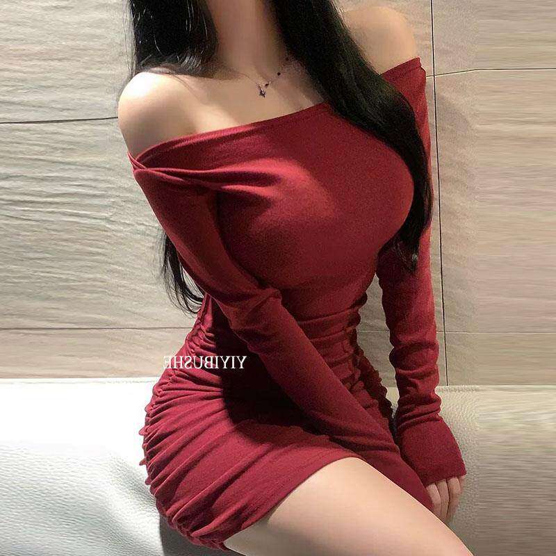 ZN765显白酒红色~很舒适露肩显腰身褶皱包臀连衣裙