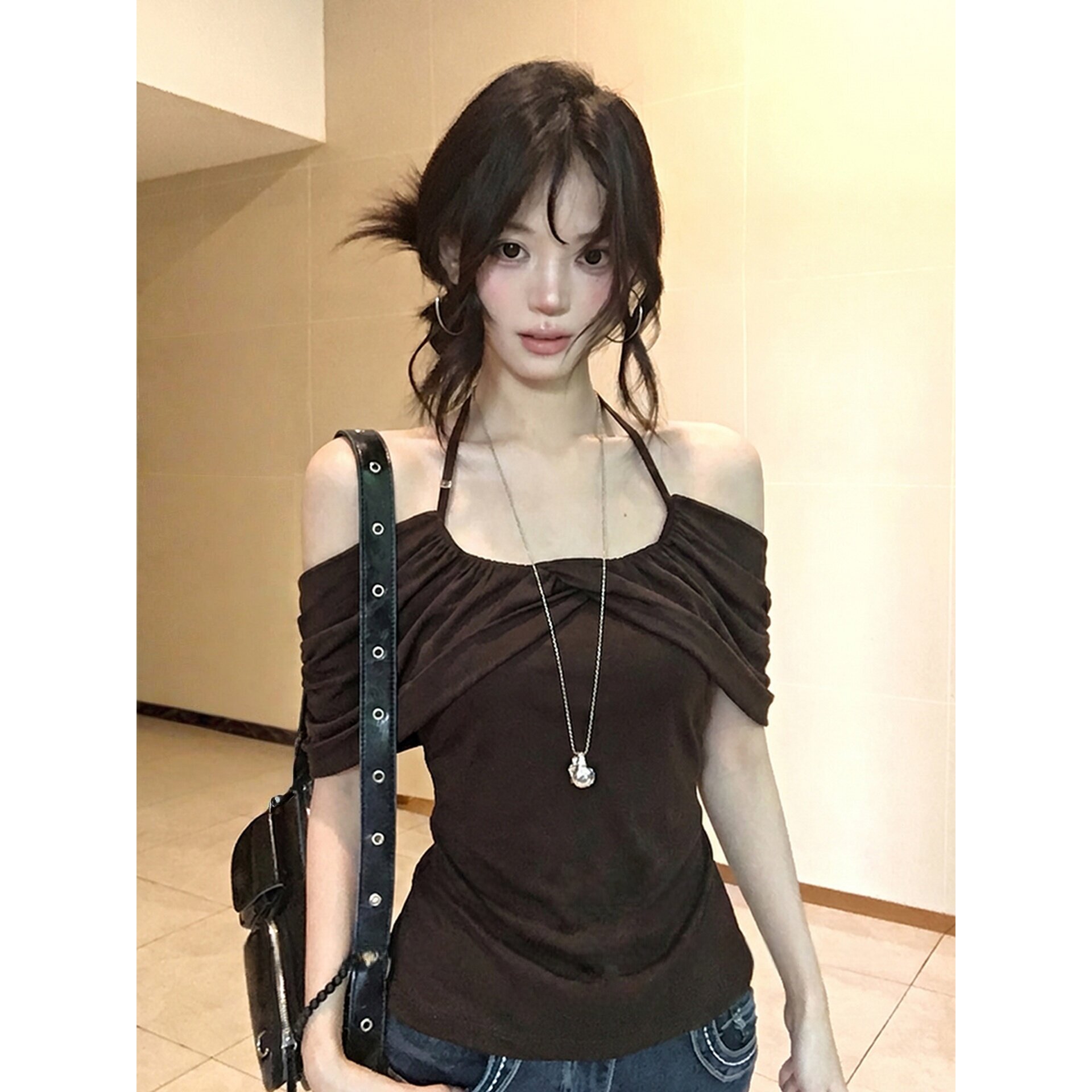 美式辣妹风挂脖吊带露肩t恤女夏季褶皱设计感收腰显瘦一字肩上衣