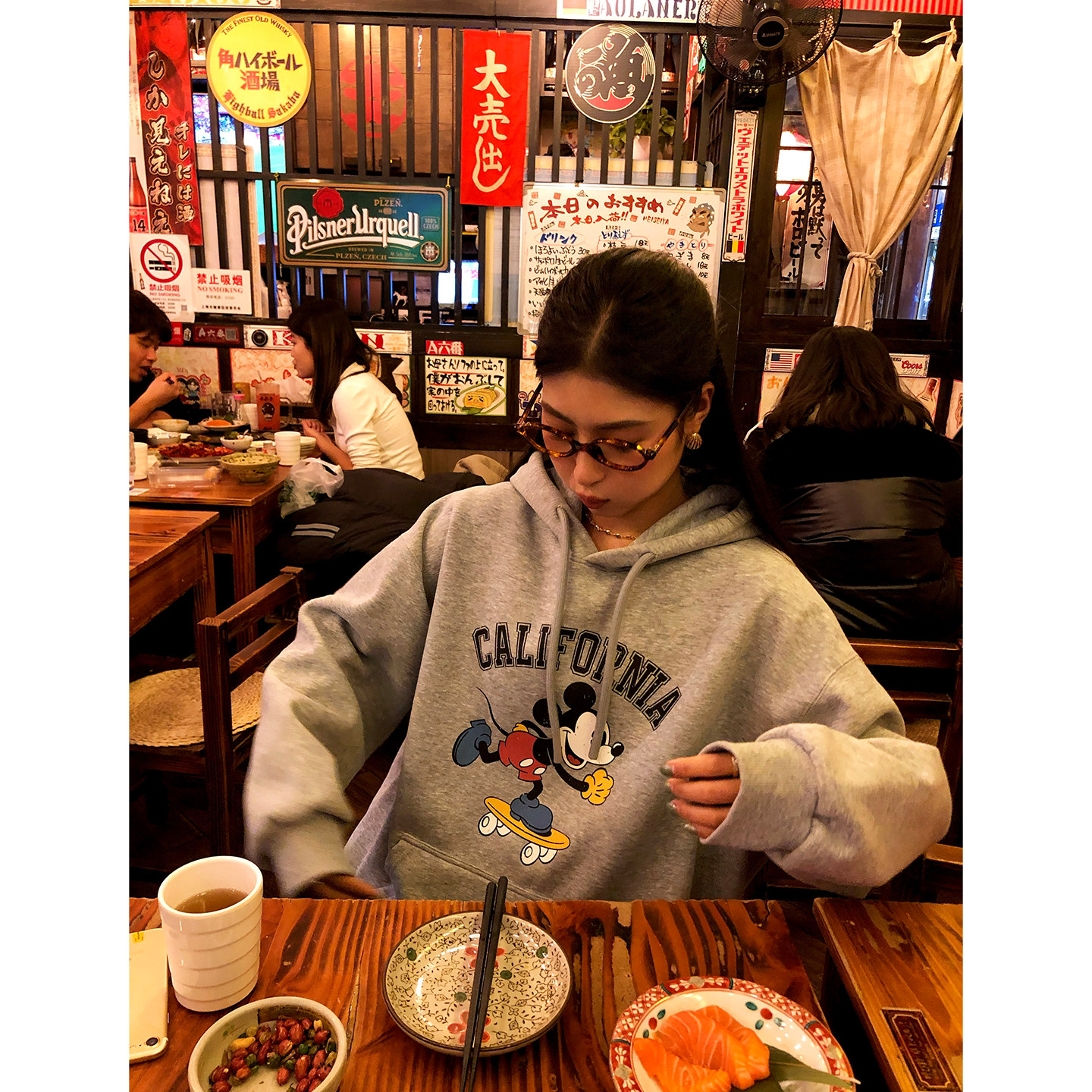 今屿花花灰色加绒卫衣女2026新款连帽印花套头外套加厚女款慵懒风