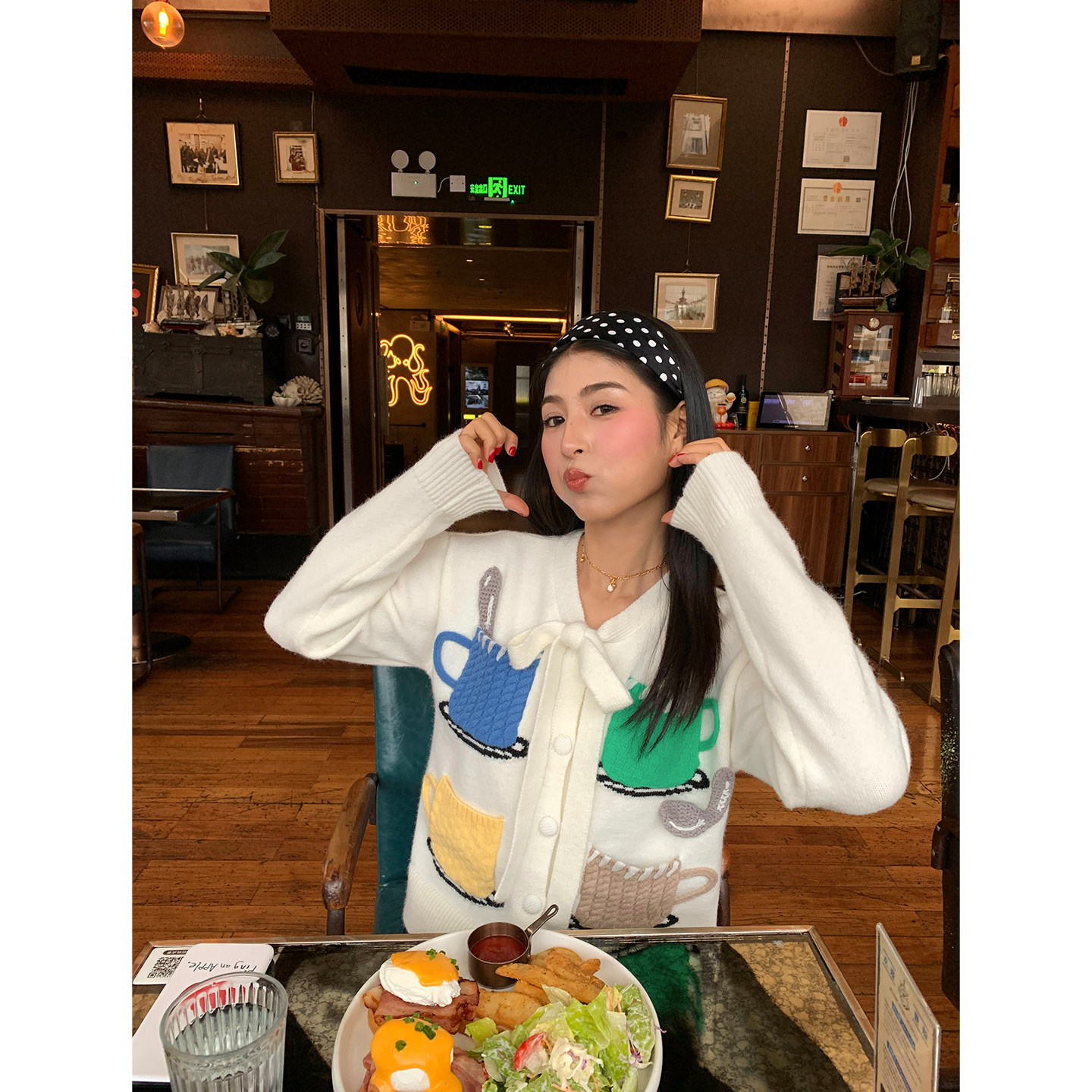 今屿花花白色开衫毛衣女图片