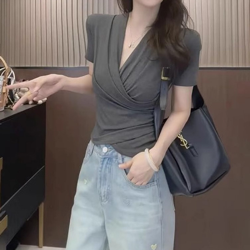 灰色正肩短袖t恤女夏季2026新款薄修身大码设计感v领半袖体恤上衣