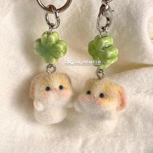 韩系ins小众设计可爱小动物陶瓷四叶草呆萌兔子植绒挂件钥匙扣