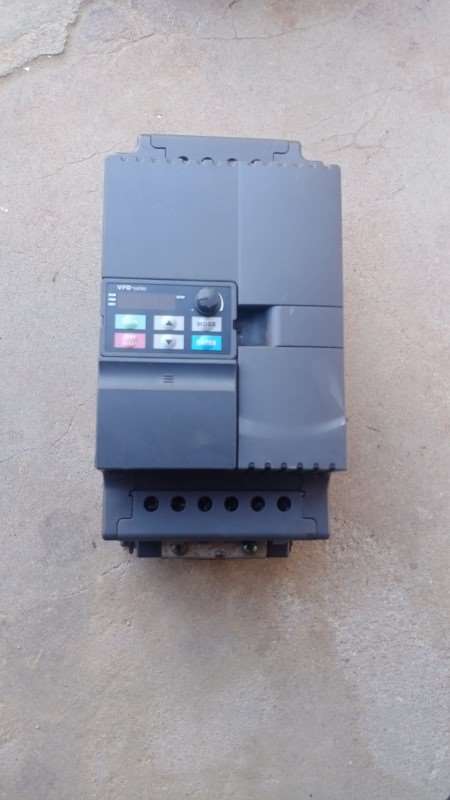 台达变频器VFD110E43A拆机产品成色漂亮功能正常