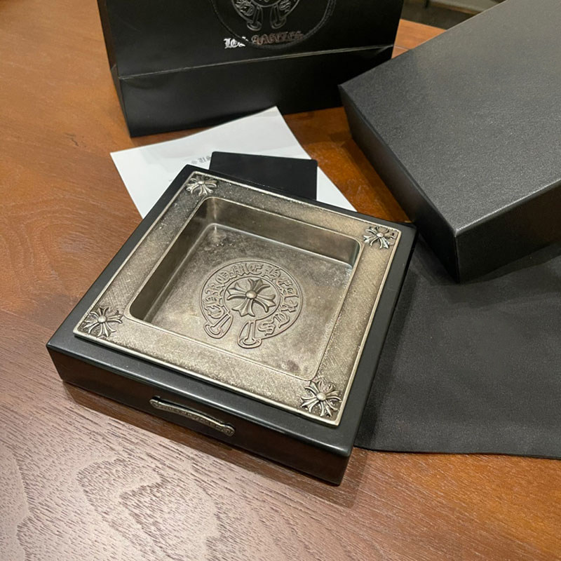 复古十字架浮雕实木底烟灰缸