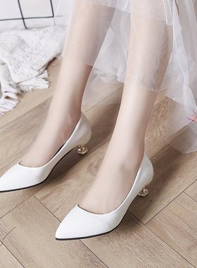 高跟鞋女低跟矮跟2cm猫跟百搭白色亮光漆皮尖头工作职业单鞋皮ol