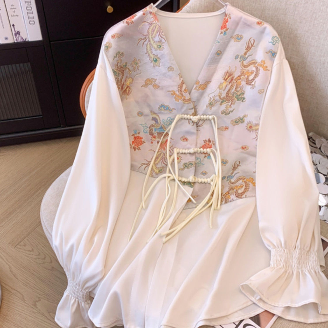 300斤大码新中式V领国风盘扣衬衫女早秋中长款刺绣改良喇叭袖上衣