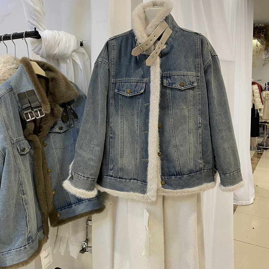 今年流行浅蓝色翻领牛仔外套女