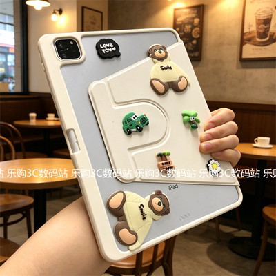 可爱卡通小熊360度旋转亚克力适用iPad11代a16保护套十代带笔槽Air7/8苹果10.2寸9.7防弯摔Pro11透明硬壳M234
