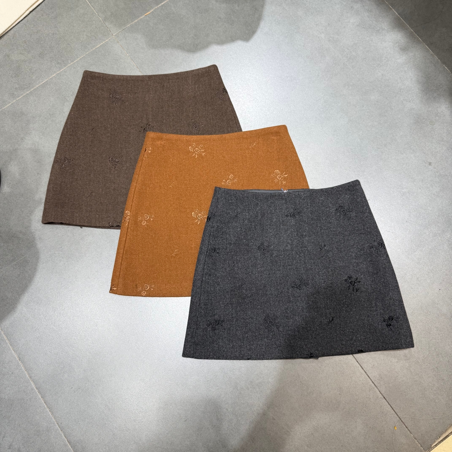 欧洲站2025秋冬新款刺绣花朵高腰显瘦A字防走光短裙百搭半身裙女