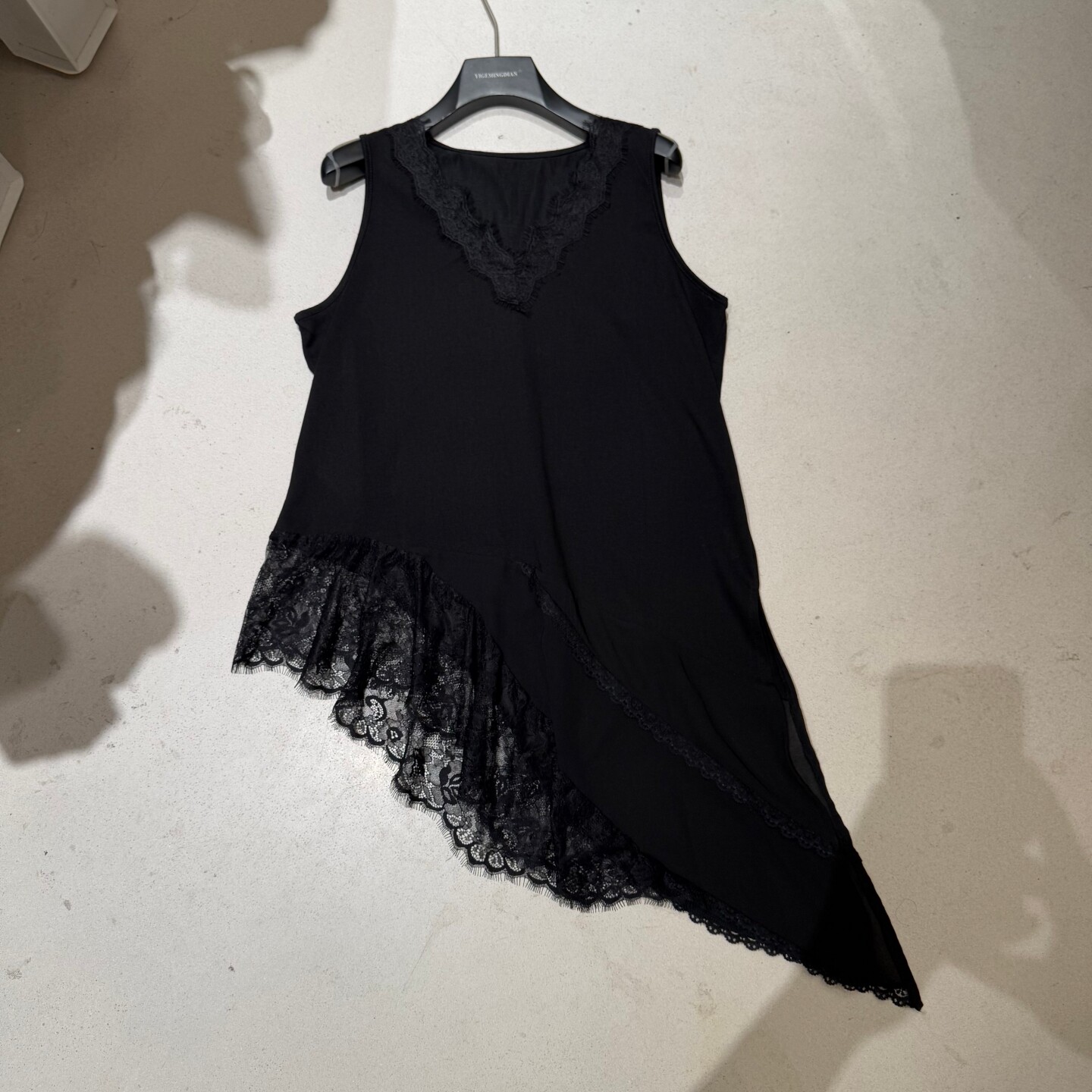 欧洲站2026春季新款设计感不规则蕾丝拼接无袖背心女宽松显瘦上衣