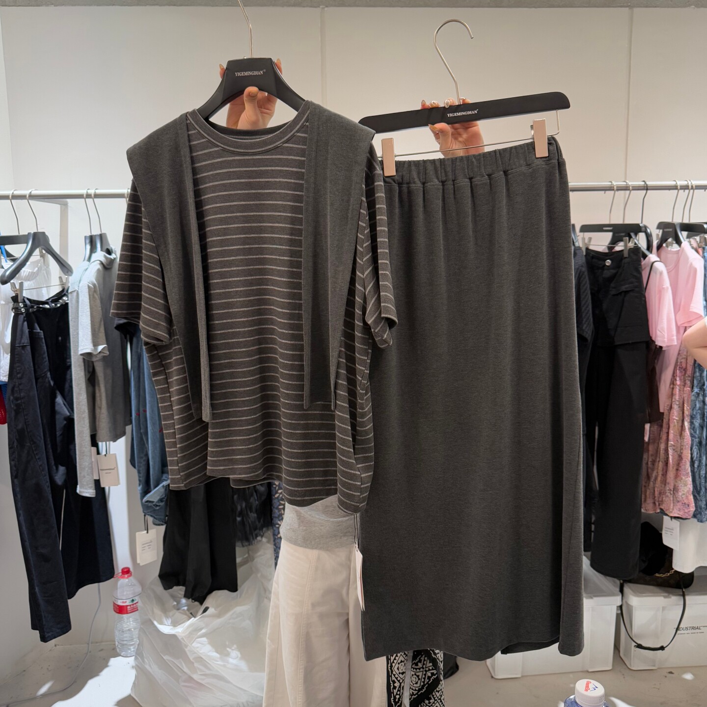 欧洲站时尚套装女2026春夏新款韩版披肩条纹T恤半身裙显瘦三件套