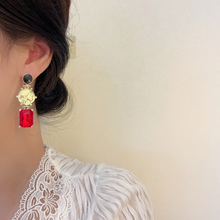 长款复古镶钻人像红色方形耳坠夸张优雅个性高级感蚊香盘耳夹无痛