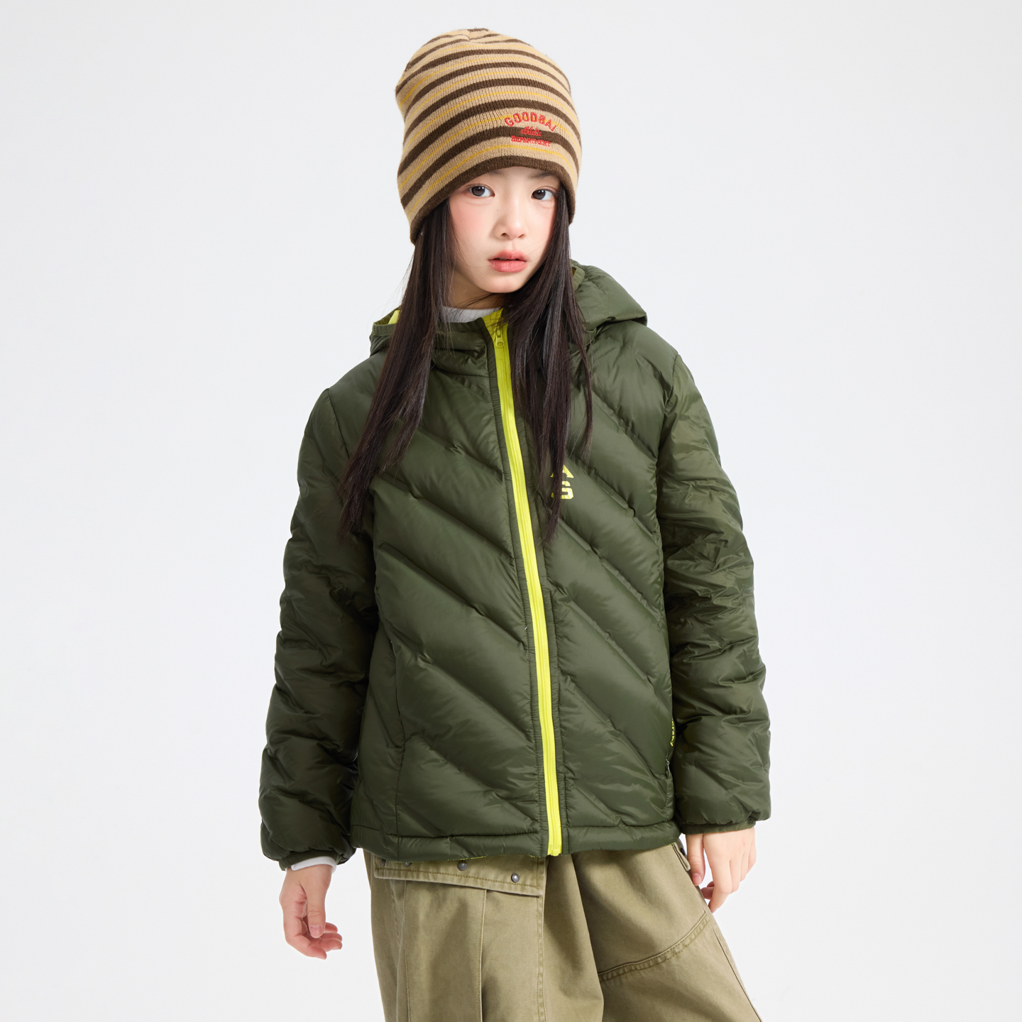 90白鸭绒时髦轻薄防水连帽羽绒服