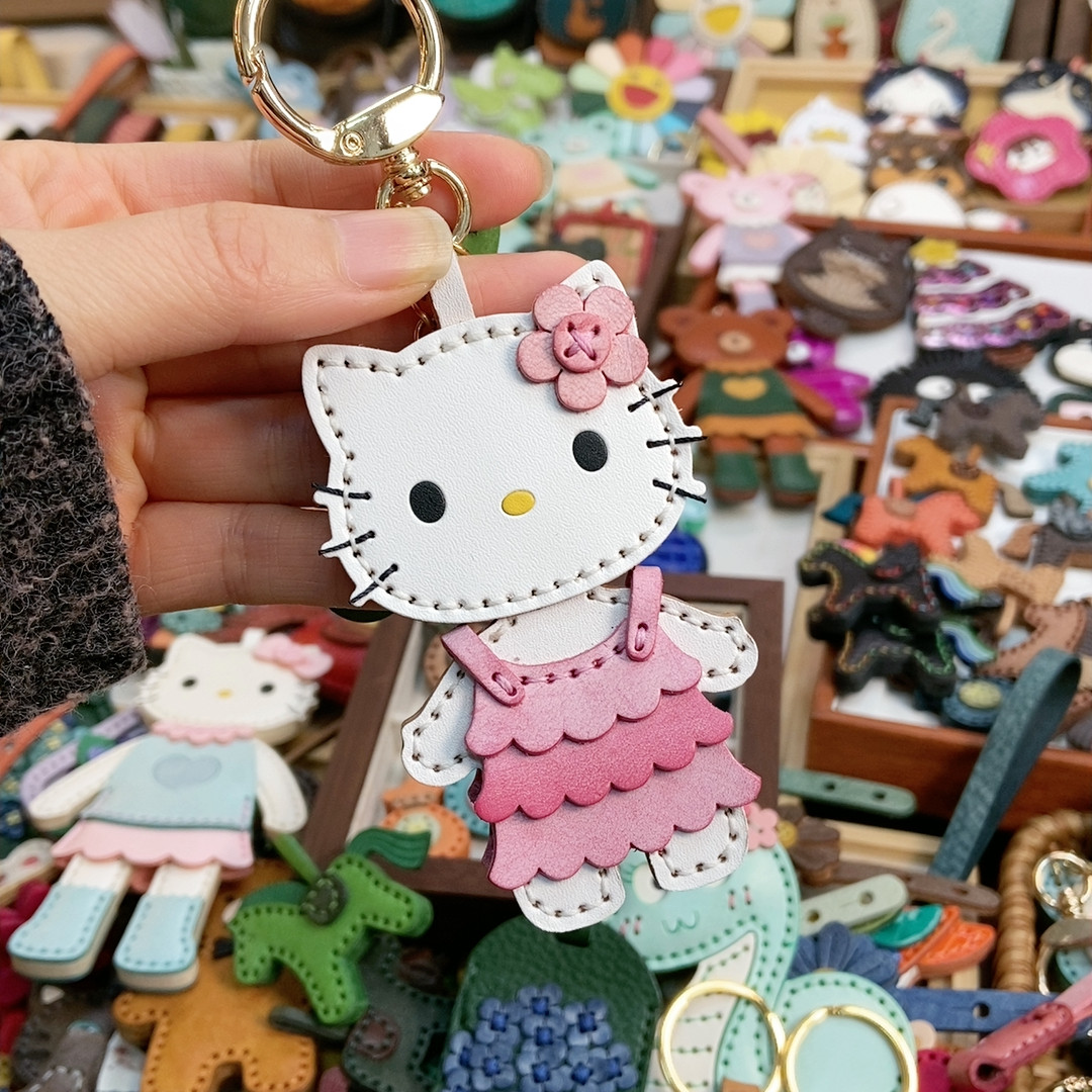 特价牛皮白色凯蒂猫粉裙子挂件,服饰配件/皮带/帽子/围巾,包挂件,淘宝优惠券,粉丝福利购,淘宝优惠卷