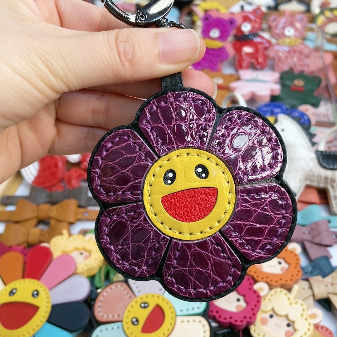 特价 鳄鱼紫色配牛皮笑脸花挂件