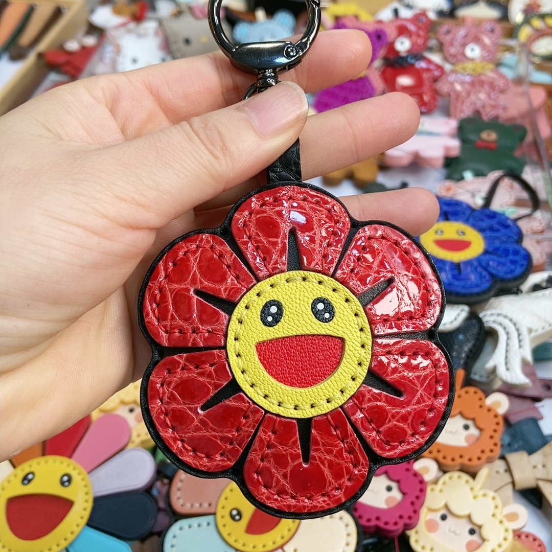 特价鳄鱼红色配牛皮笑脸花挂件