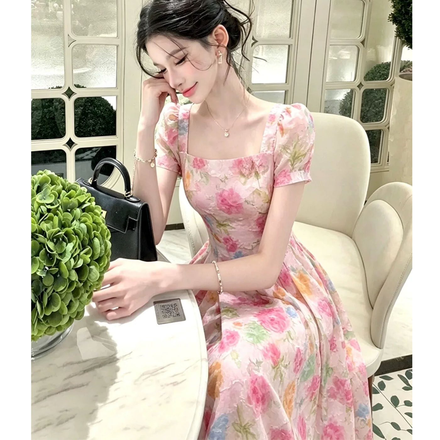 今年流行漂亮的女款度假风粉色碎花连衣裙女夏方领泡泡袖绝美长裙
