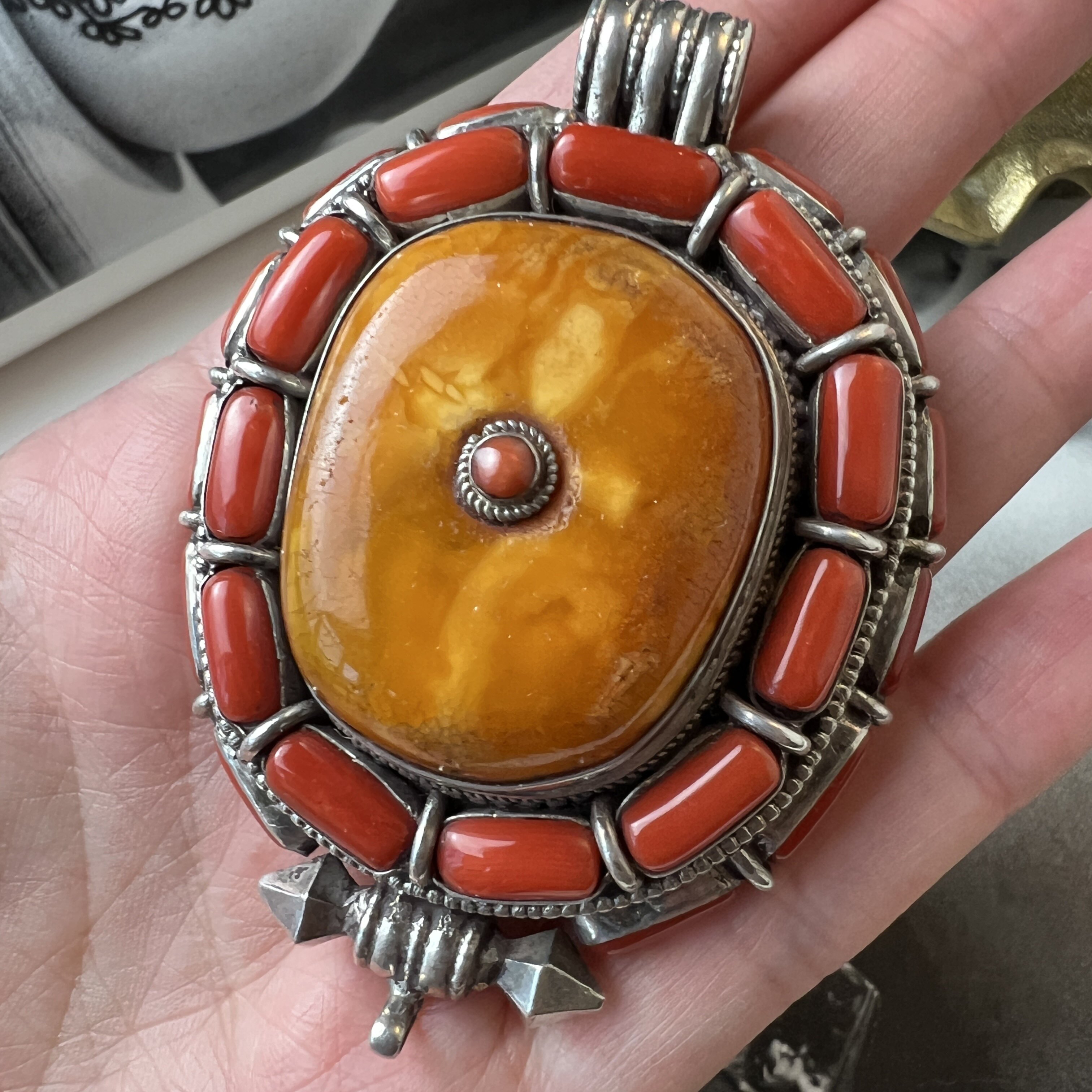 天然原矿老蜜蜡嘎乌盒藏族嘎乌盒吊坠纯银古董首饰老首饰证书