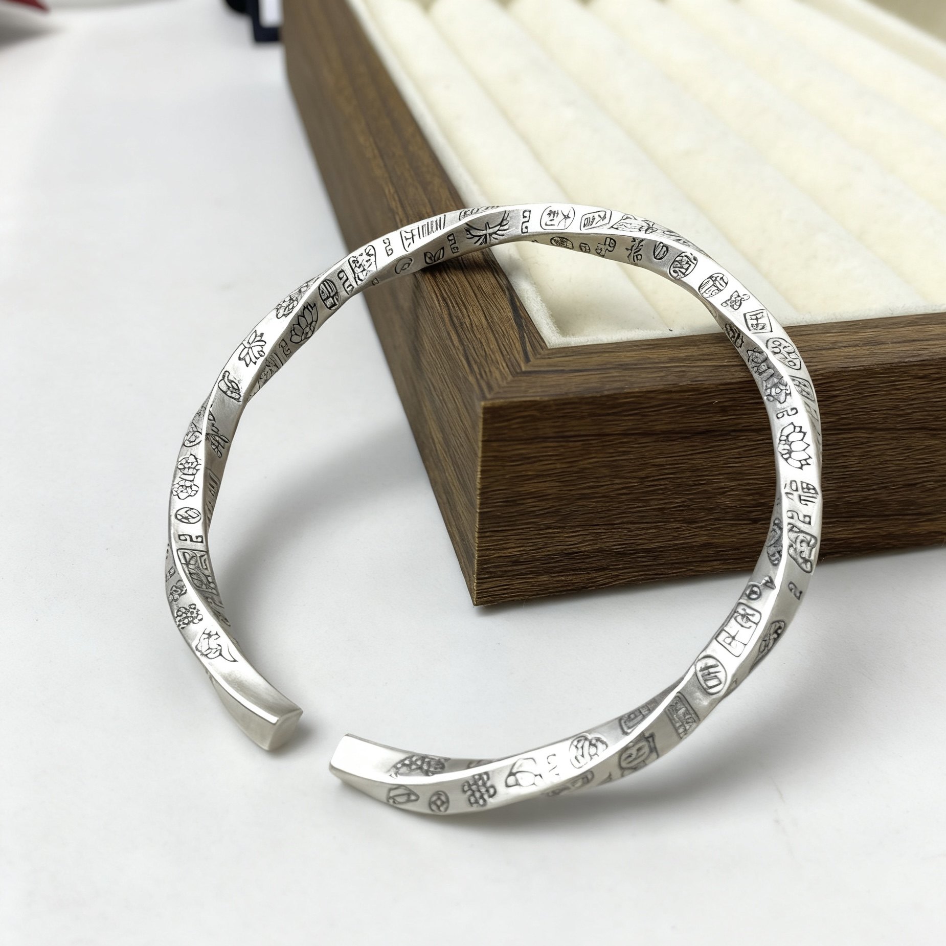 999纯银莫比乌斯环手镯男女士款吉言镯子时尚送女友礼物,饰品/流行首饰/时尚饰品新,银饰手镯,淘宝优惠券,粉丝福利购,淘宝优惠卷