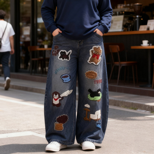 女宽松阔腿街头风水洗做旧弯刀裤 胖mm复古卡通刺绣牛仔裤 女装 大码