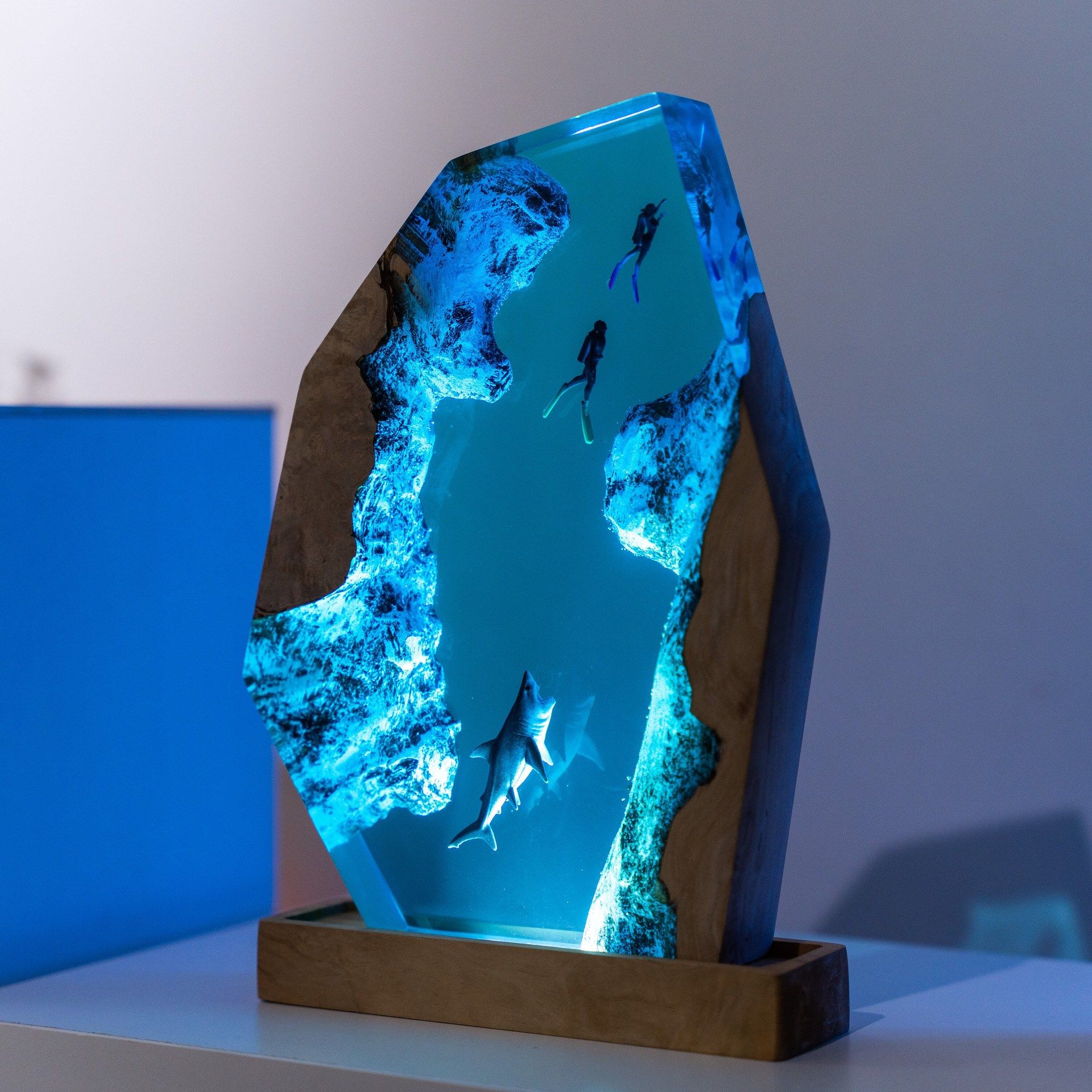 海底世界景观巨齿鲨大白鲨鱼情侣潜水员小夜灯床头灯氛围灯摆件