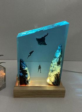 海底世界潜水员和蝠鲼魔鬼鱼小夜灯床头灯氛围灯深海装饰礼物摆件