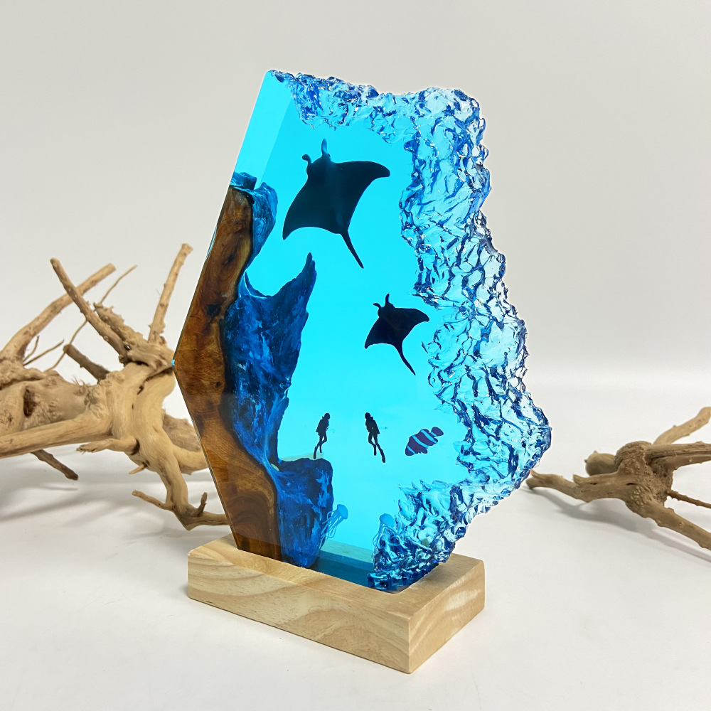 海底世界两只魔鬼鱼蝙蝠鱼潜水员热带鱼小夜灯床头灯氛围灯摆件