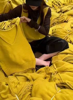 东大门韩系黄色V领针织马甲背心女秋季叠穿显白洋气无袖毛衣上衣