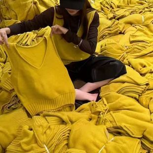 东大门韩系黄色V领针织马甲背心女秋季叠穿显白洋气无袖毛衣上衣