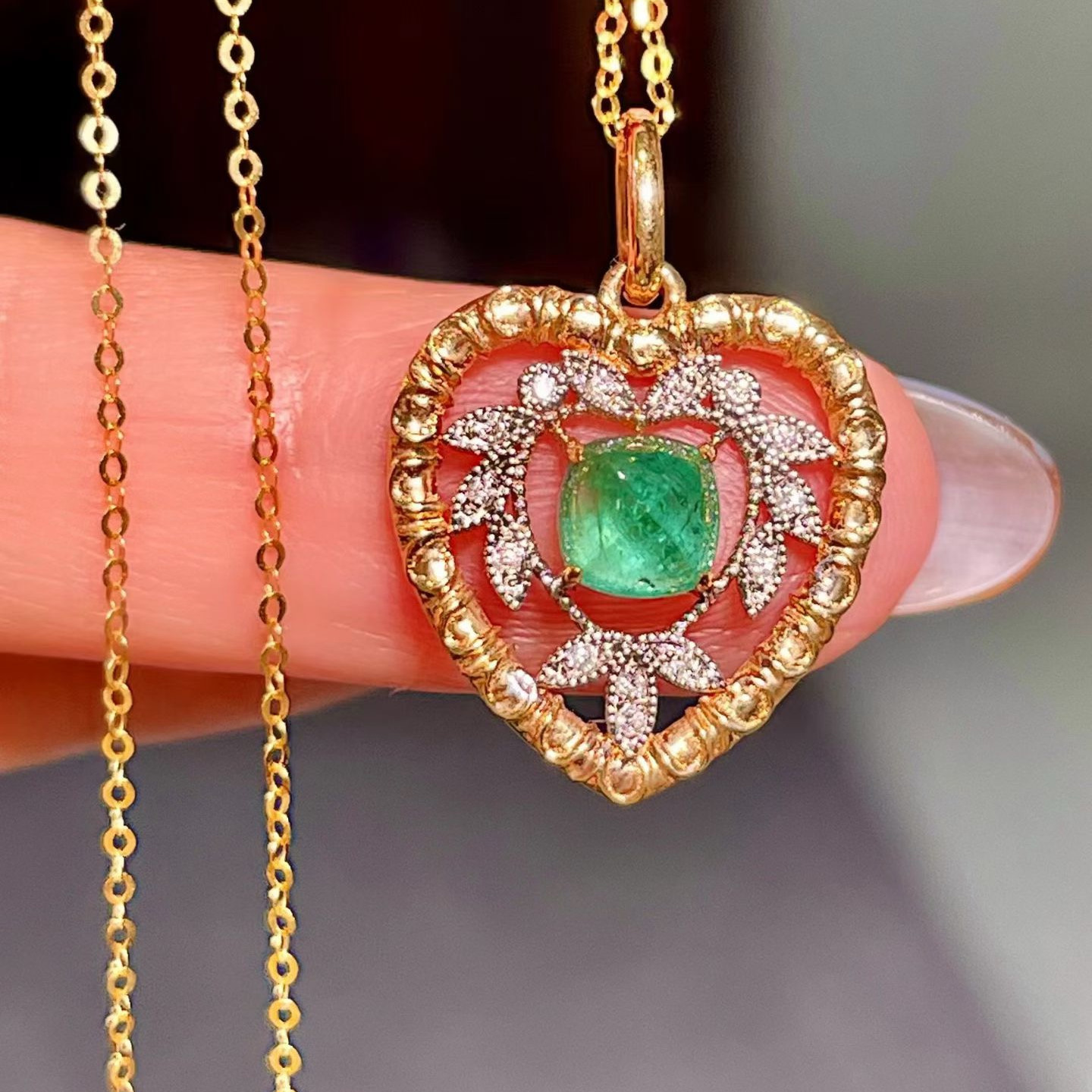 岚心珠宝18k金镶0.78ct塔糖祖母绿钻石爱心吊坠 漂亮古典项链挂坠