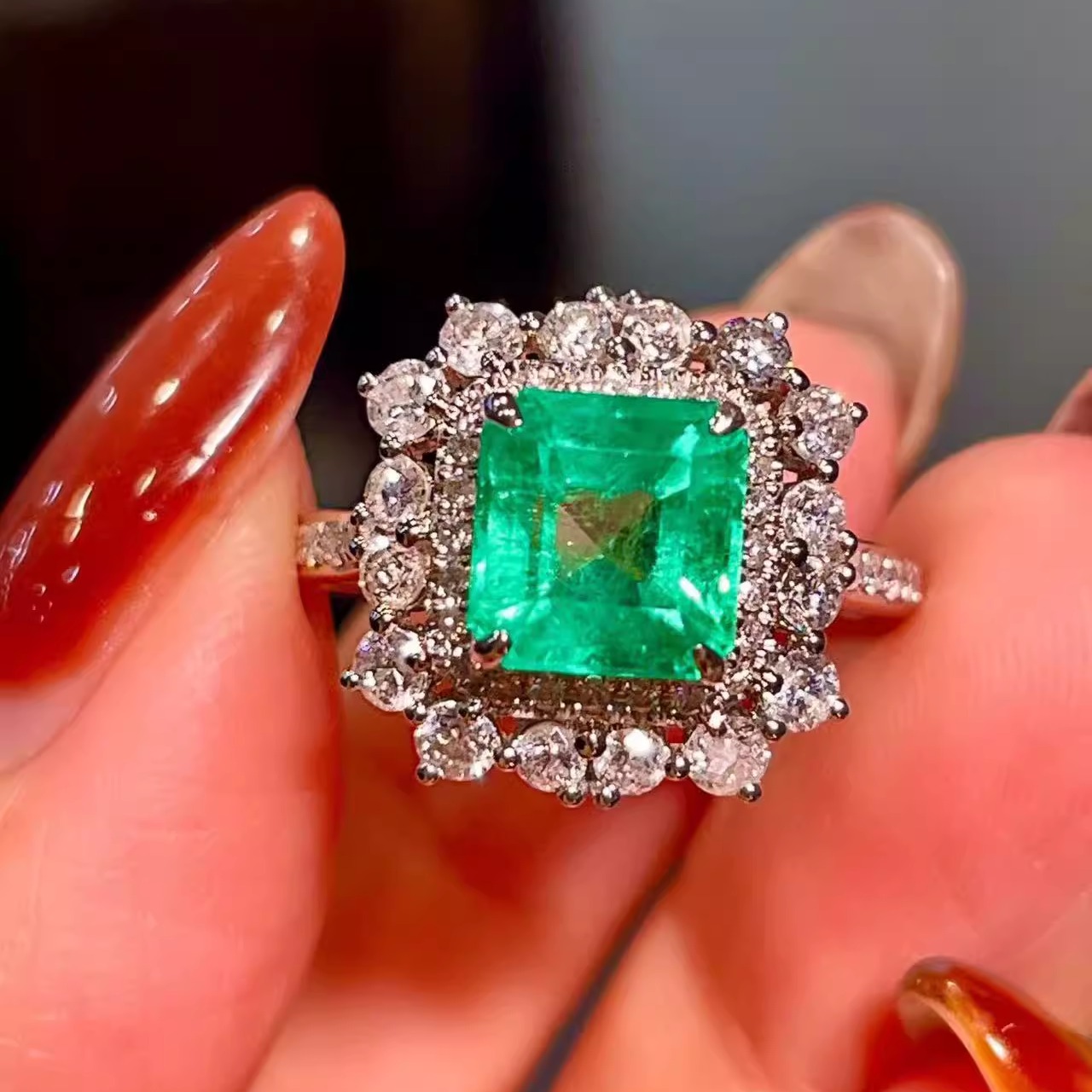 岚心珠宝18K白金1.89ct哥伦比亚祖母绿钻石戒指 奢华绿宝石钻戒圈