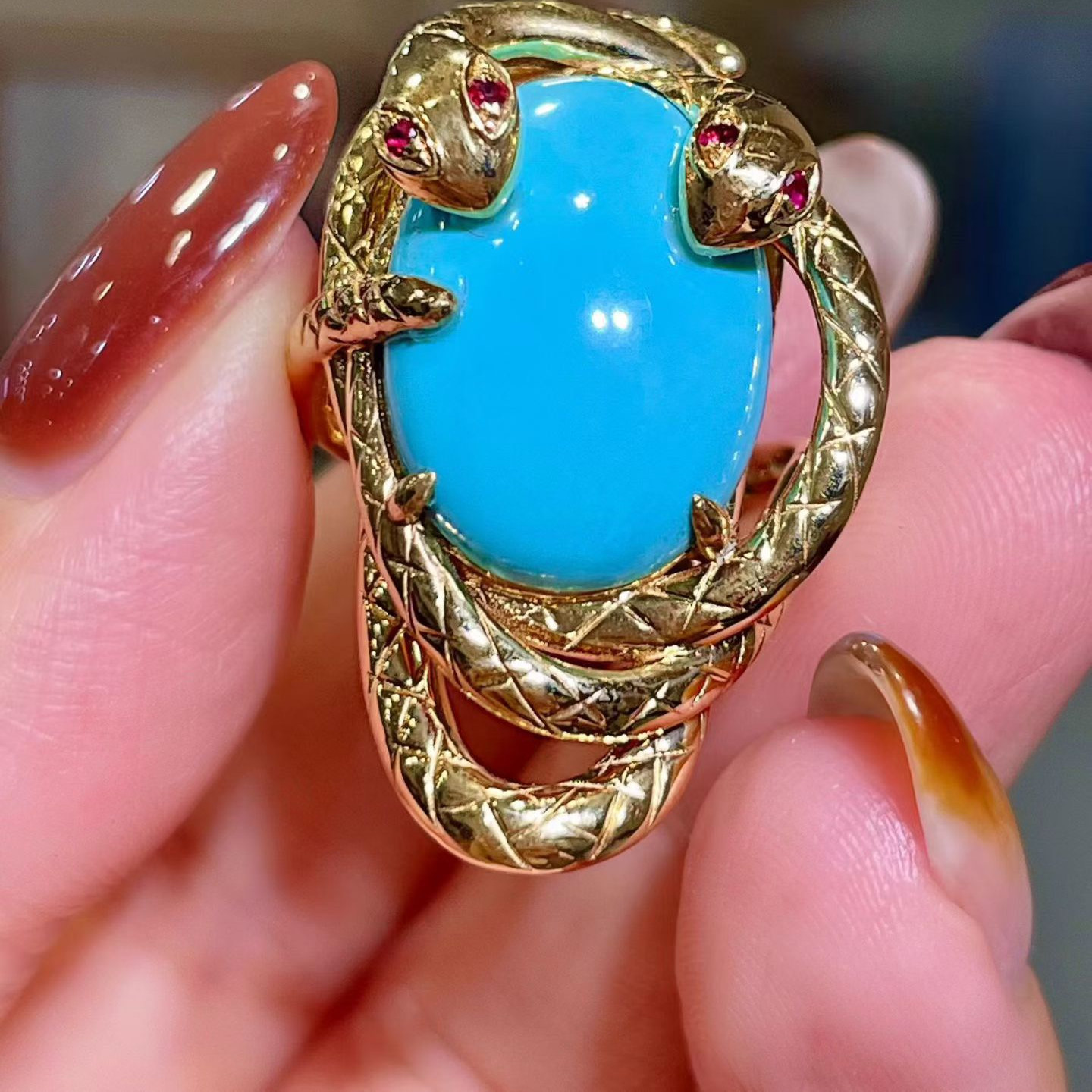 岚心珠宝18K黄金9.25ct原矿睡美人蓝松石红宝石双蛇戒指 古典个性