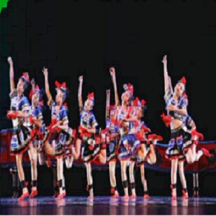 六一小荷风采第九届少数民族瑶山彩云飞舞蹈道具苗族瑶族演出服装