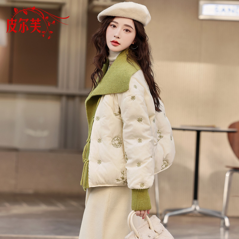 刺绣白鸭绒外套盘扣针织