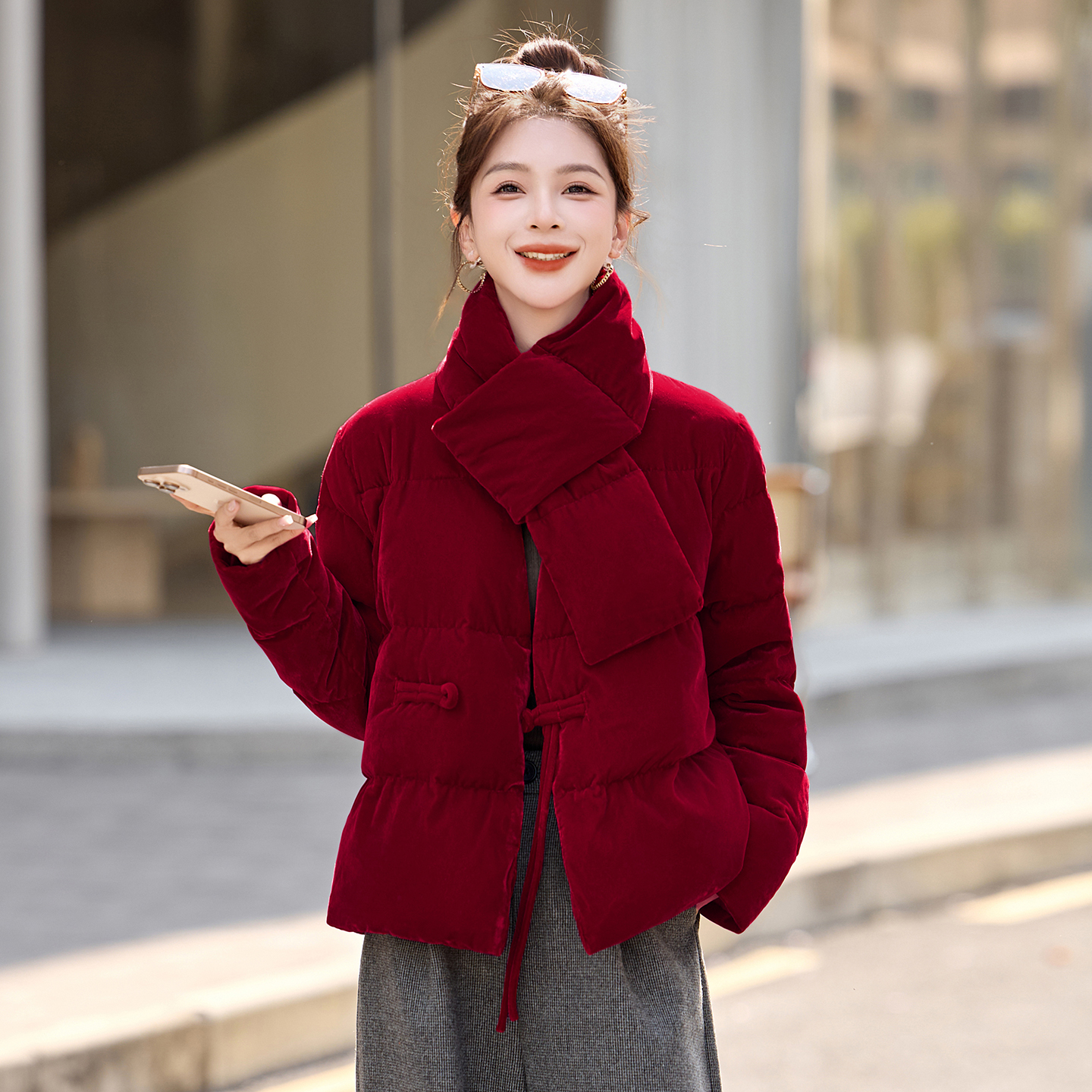 今年流行围巾短款白鸭绒外套女