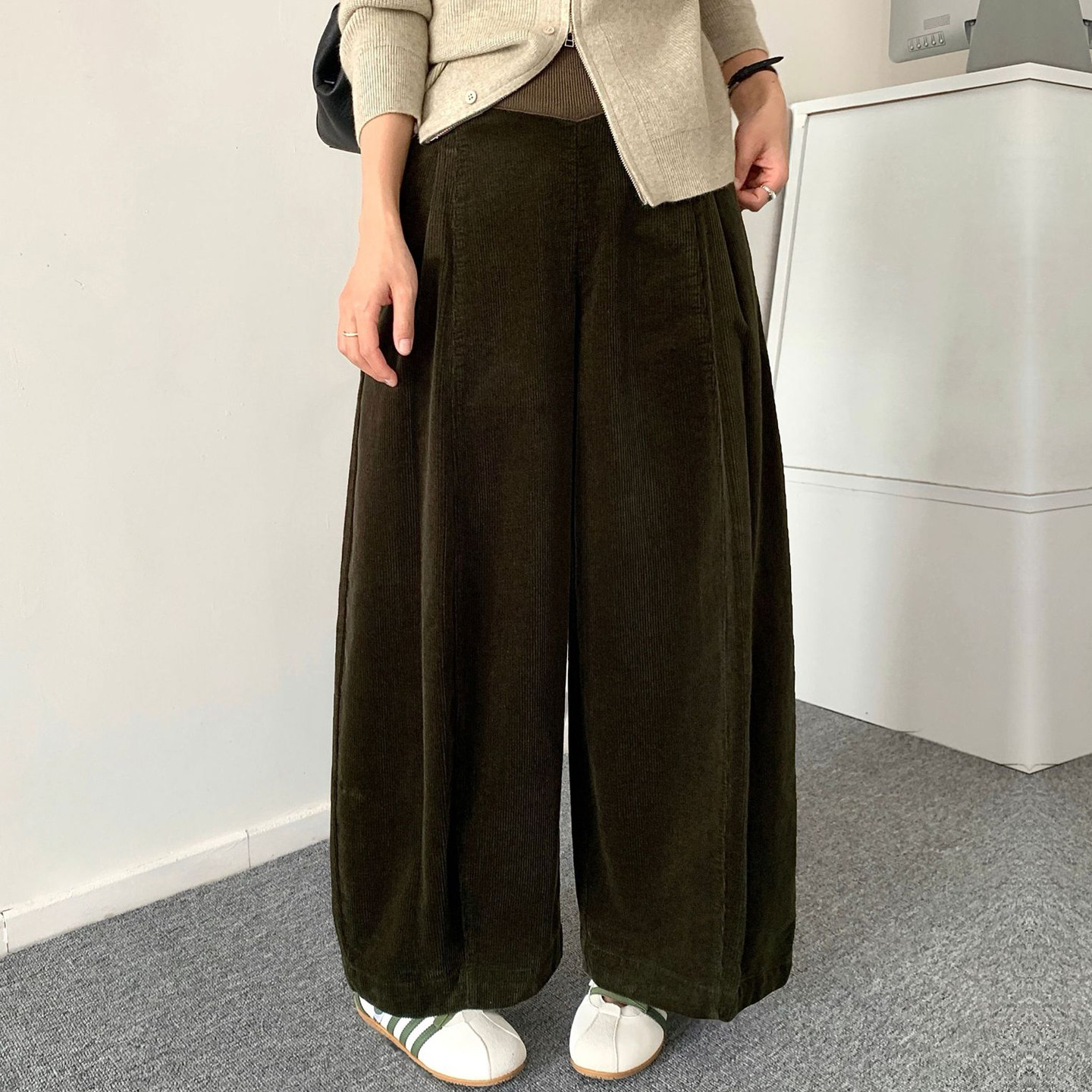 复古老钱细条灯芯绒弯刀阔腿裤女2026秋冬新南油洋气一体绒条绒裤
