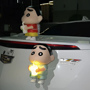爱喝奶茶的蜡笔小新可发光车载摆件创意汽车装饰车顶公仔车外摆件
