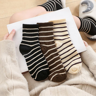 美拉德风袜子条纹女中筒秋冬网红ins潮咖色配鲨鱼裤长筒棉袜外穿