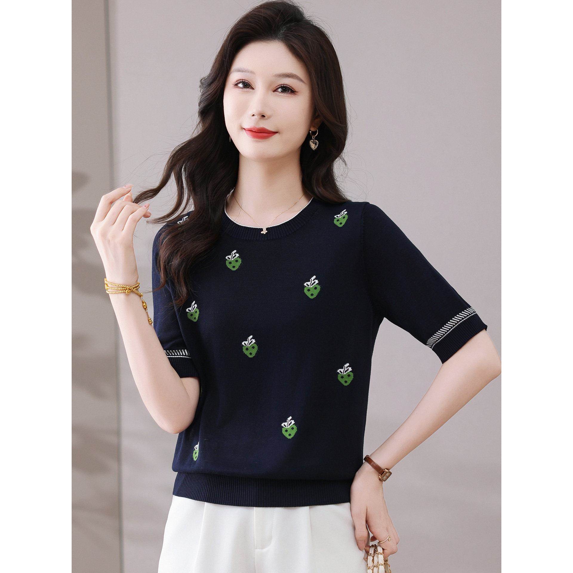 莱赛尔天丝短袖t恤中年妇女时尚高贵的夏季母亲绣花上衣薄针织品