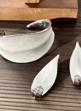 新中式白色白釉卷叶造型奶白珐琅釉手镯耳环小众极简高级感手饰女