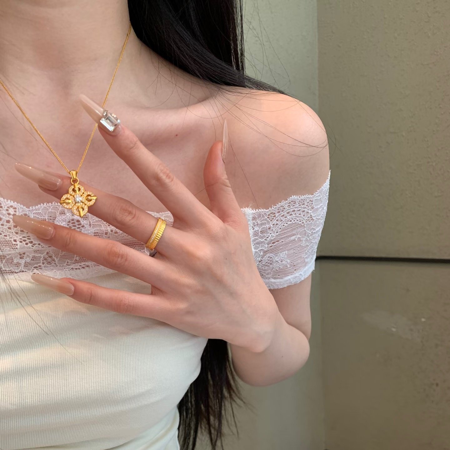 金店同款沙金仿真金十字金刚杵吊坠女款轻奢感锁骨链送女友礼物