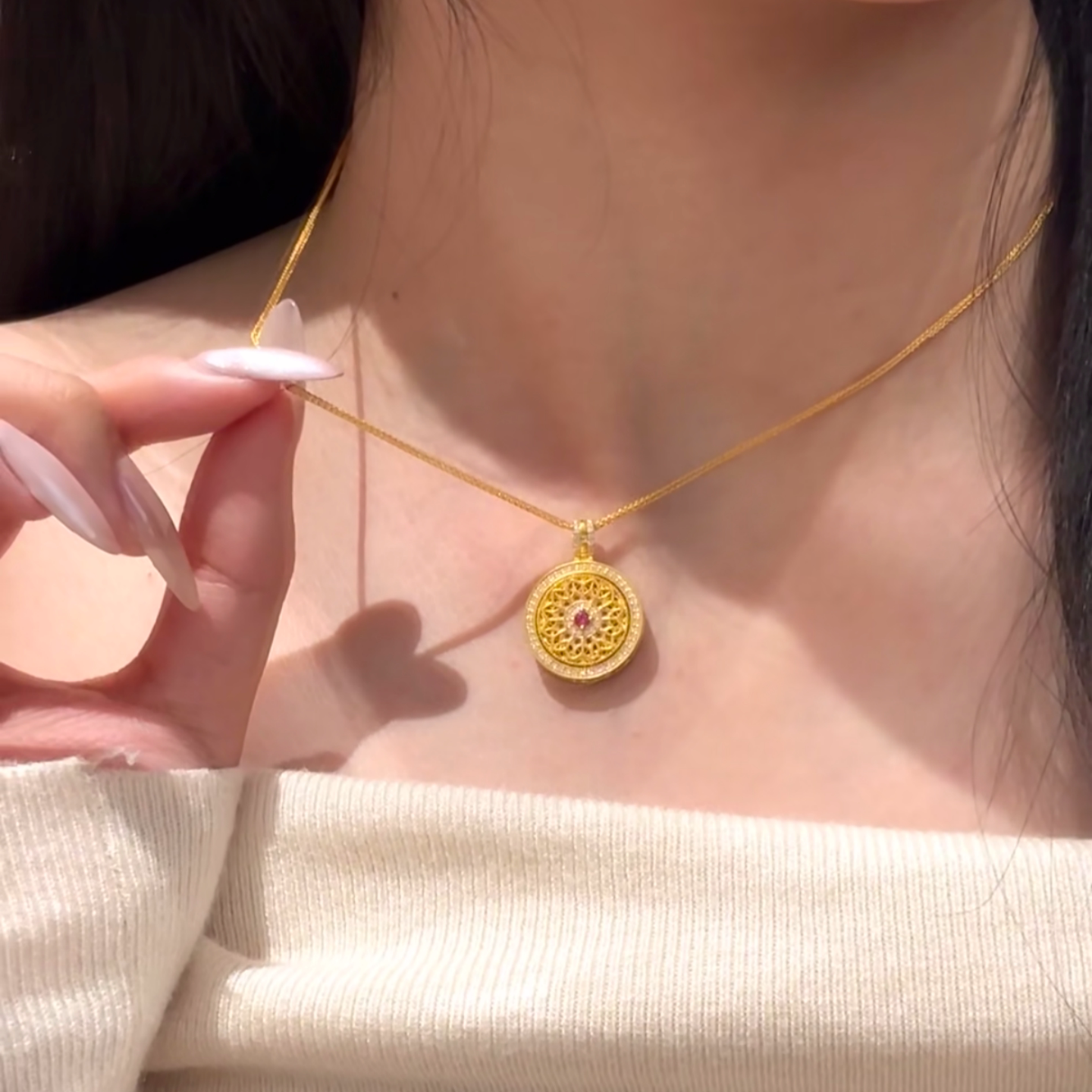 黄金色古法玫瑰花窗吊坠毛衣链女轻奢锁骨链高端项链简约圆形送礼