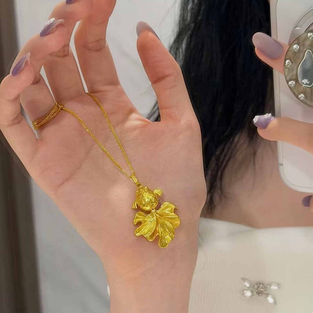 黄金色古法毛衣链锁骨链锦鲤小鱼鱼尾吊坠沙金吊坠女款简约项链