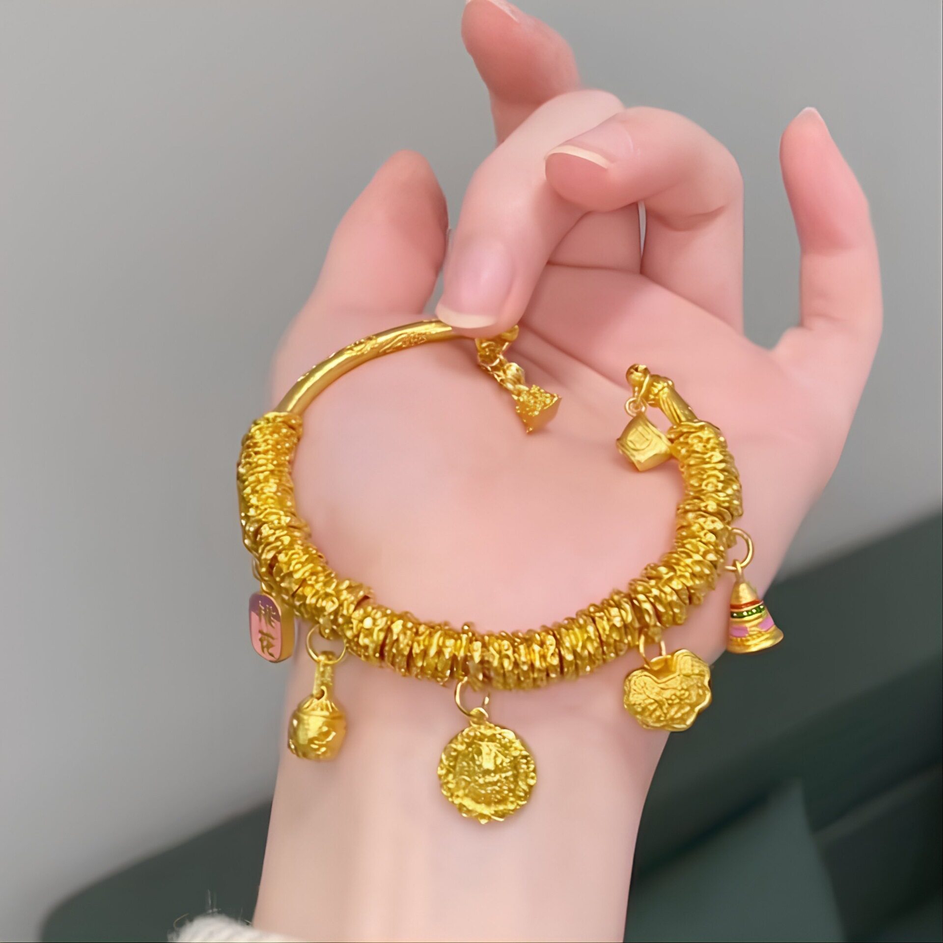 金店同款沙金黄财神吞金兽桃花牌许愿盘缠手镯开口手串黄金色