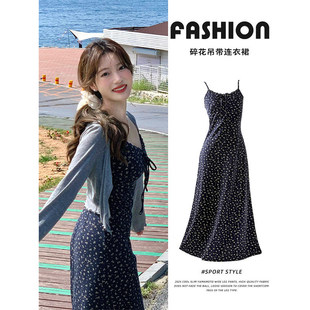 藏蓝色碎花吊带连衣裙女夏日2026深蓝藏青色长款修身感长裙子