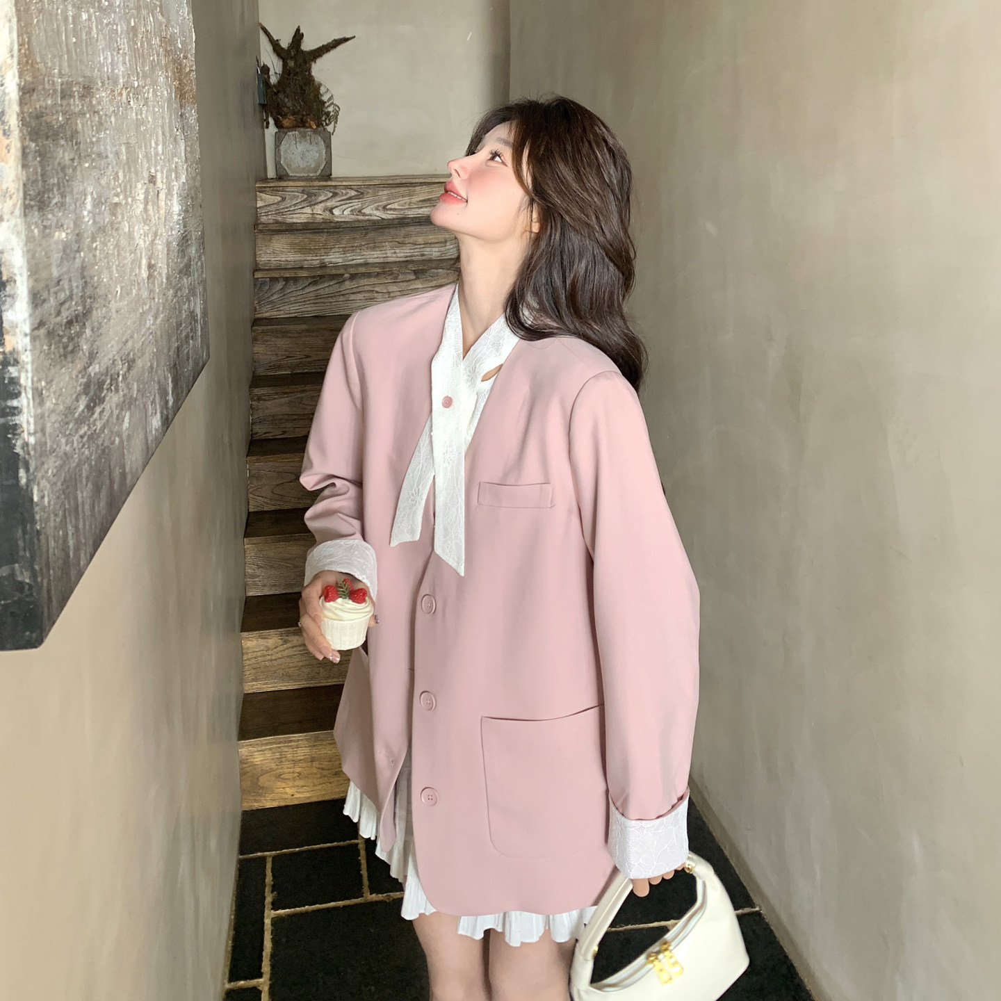 粉色西装外套女2026新款春季高级感富家千金风蕾丝拼接假两件西服