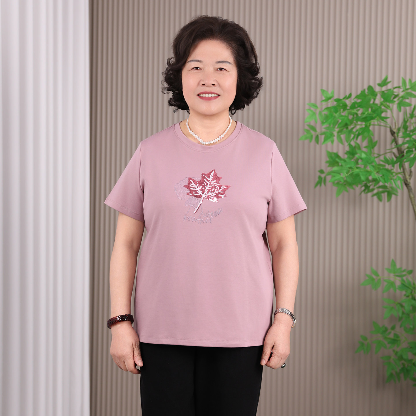 中年妈妈夏季短袖T恤新款刺绣大码上衣洋气减龄中老年女装体恤衫