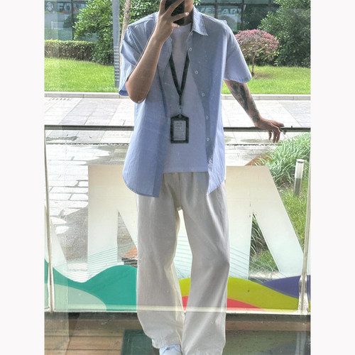 阳光干净男生穿搭天蓝色短袖衬衫